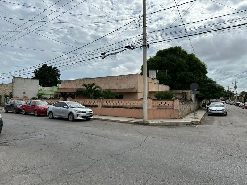 Casa en esquina sobre calle transitada La Esperanza, Centro Mérida.