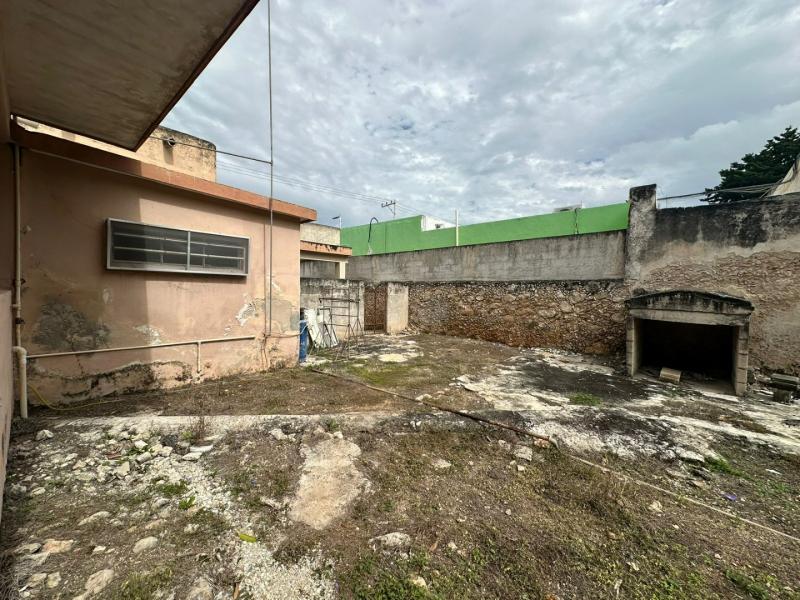 Casa en esquina sobre calle transitada La Esperanza, Centro Mérida.