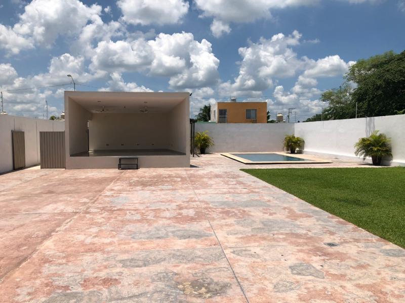 Venta de sala de fiestas sobre avenida, Caucel.